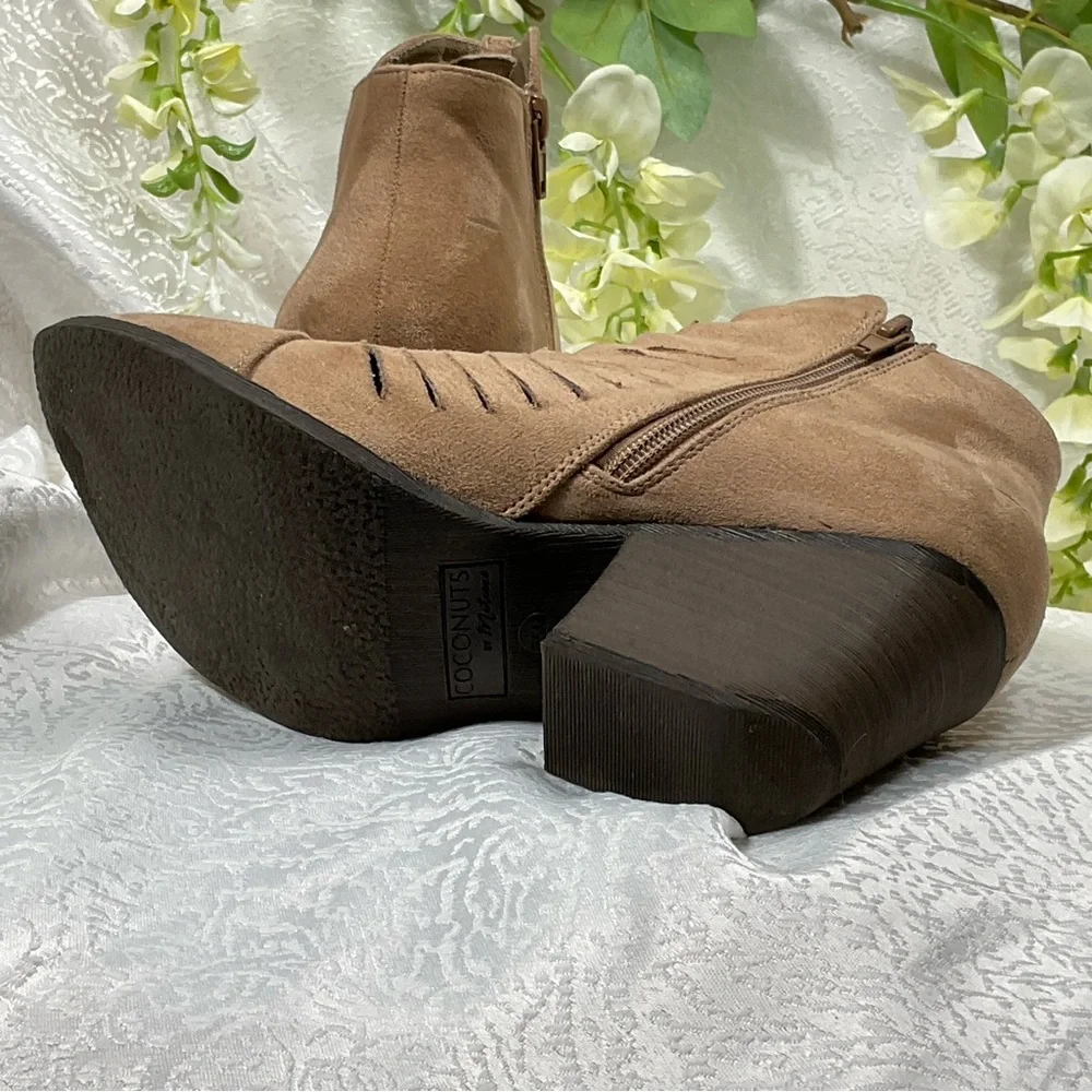 Coconuts by Matisse Tan suede ankle booties Women’s 7‎ 1/2 inbox excellent